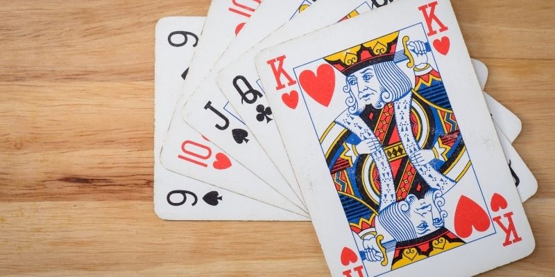 Dealer chia hai quân bài trong sảnh Rồng Hổ