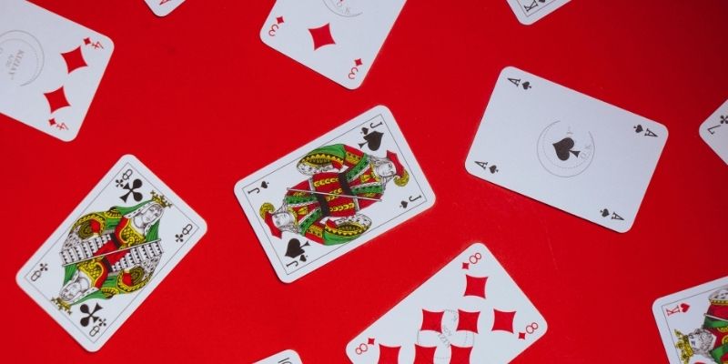Người chơi quan sát và phân tích đối thủ hiệu quả ở V8 game bài